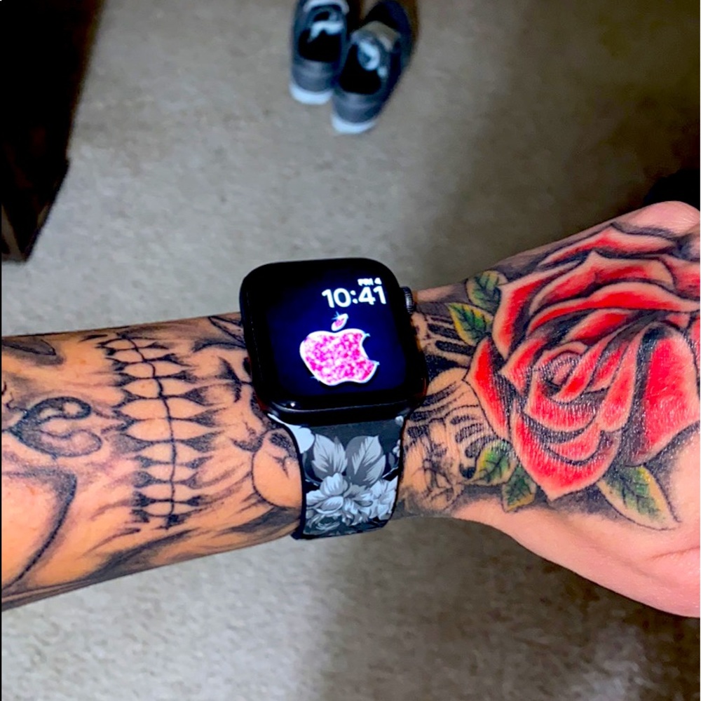 Series4 Apple Watch2 bands,charger,&box included